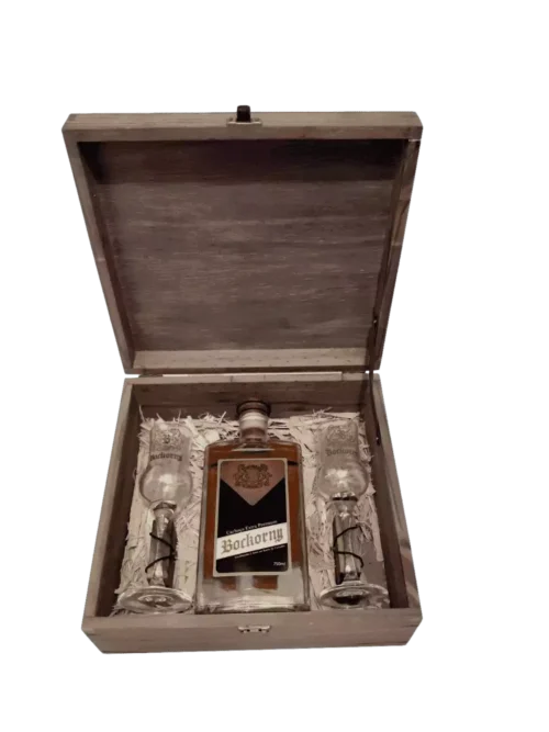 Porto das Flores - Cachaça Extra Premium 750 ml, envelhecida em barris de Carvalho. Acompanha duas taças em linda caixa baú de madeira.
