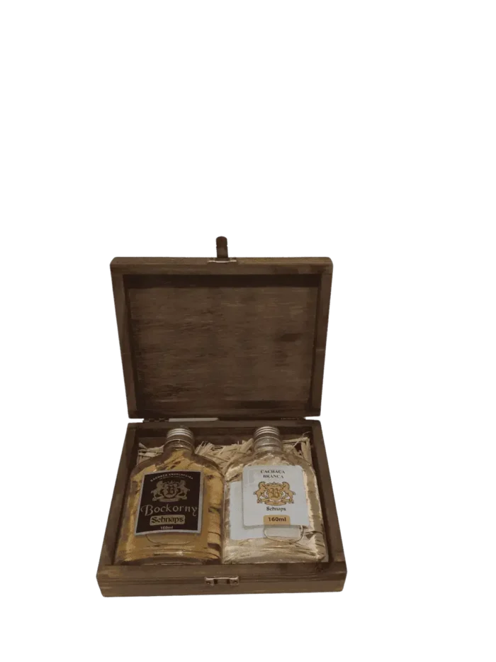 Porto das Flores - Cachaça estilo cowboy branca e envelhecida, 160 ml cada uma, em linda caixa de madeira.