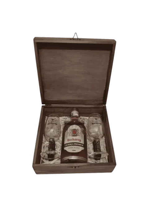 Porto das Flores - Cachaça Premium envelhecida em Amburana – 750ml com duas taças em linda caixa de madeira.